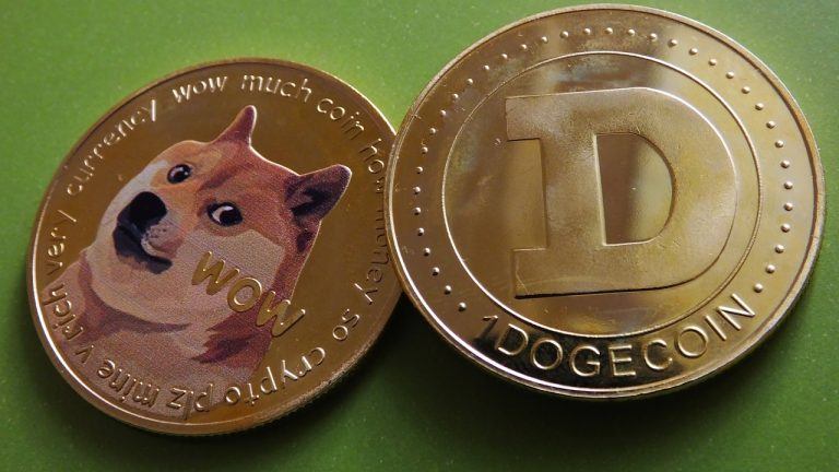 DOGE se Acerca a los 50 Centavos mientras las Monedas Meme Dominan